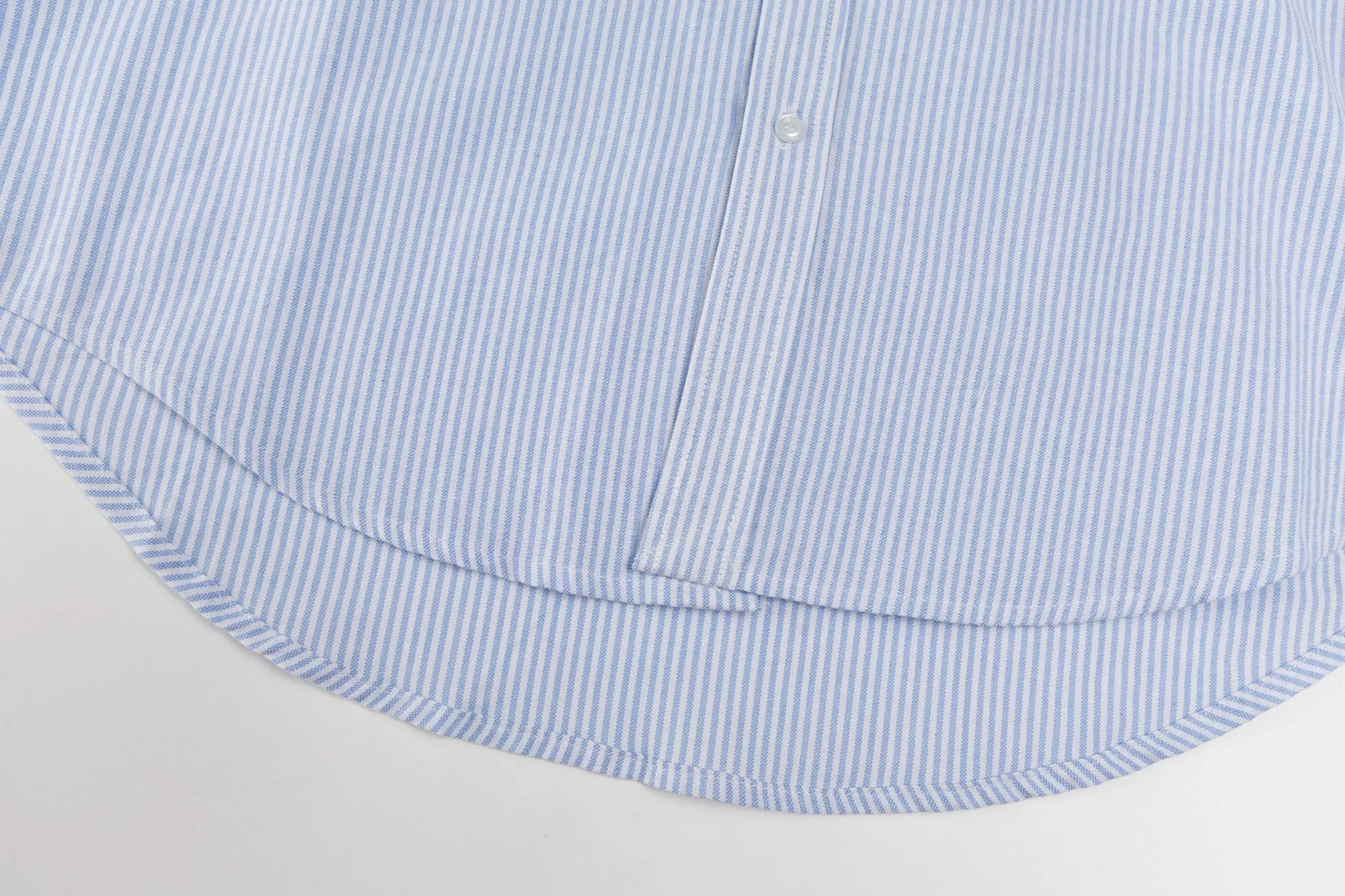 P230 model number SL294 Ralph Laure small label color block embroidered shirt. Same style for men and women. The details of the official website are the same. Full set of packaging. Complete three labels. Moisture-proof paper. Different market currency. Compare at will. The fabric adopts custom-dyed and ultra-high washed tie-dye process. Complex workmanship. Non-original pure cotton Oxford fabric material. Garment washed. Skin-friendly and comfortable. Classic and versatile. Suitable for business and leisure. Collar buttons. Different currencies. All fabric accessories are original. Precise and high-quality jacquard craftsmanship makes the fabrics integrated into one body. The upper body is soft and comfortable, extremely delicate, and the hand feels solid, smooth and soft. The fabric has the characteristics of being wrinkle-free and has an invincible hand feel. Perfect details. Size: S-XL